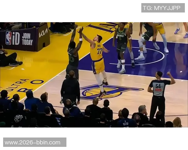 奎因关键反击撞倒东契奇湖人成功挑战改判为进攻犯规 奎因关键反击撞倒东契奇湖人成功挑战改判为进攻犯规